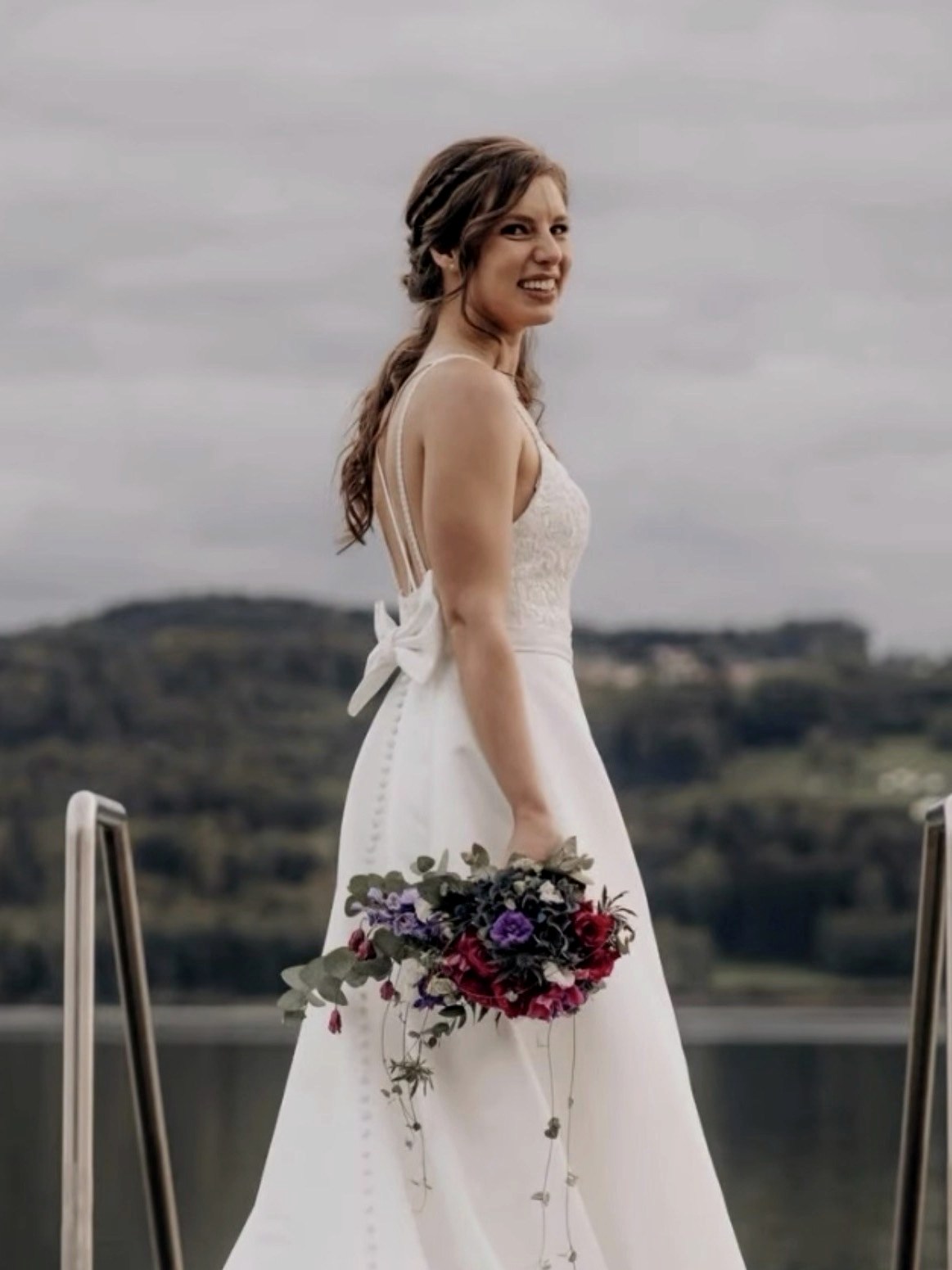 Das fertige Brautkleid mit Schleife und Knopfleiste am See